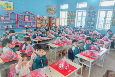 Chương trình trao tặng mũ bảo hiểm cho học sinh lớp 1 năm học 2023 – 2024